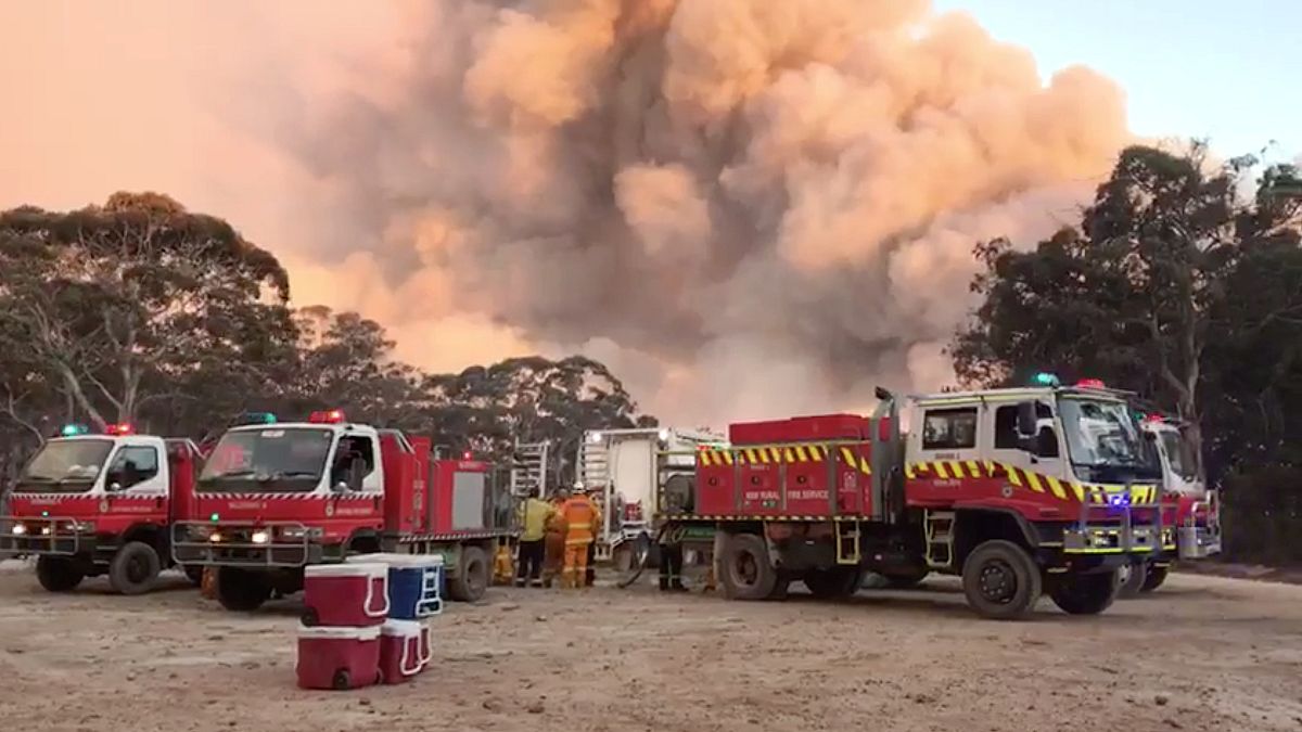 Australien: 2.000 Feuerwehrleute gegen Buschfeuer. Die Aussichten: Hitzewelle, Trockengewitter