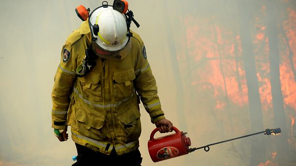 Bombeiros australianos combatem chamas contra-relógio Bombeiros australianos combatem chamas contra-relógio