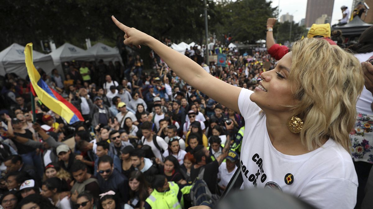 La cantante colombiana Adriana Lucía se dirige a los manifestantes