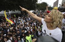 La cantante colombiana Adriana Lucía se dirige a los manifestantes