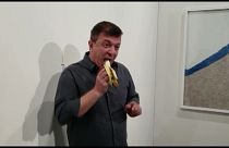 Banane für 108.000 Euro: Dem Künstler schmeckt's