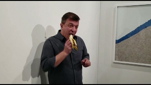 Banane für 108.000 Euro: Dem Künstler schmeckt's Banane für 108.000 Euro: Dem Künstler schmeckt's