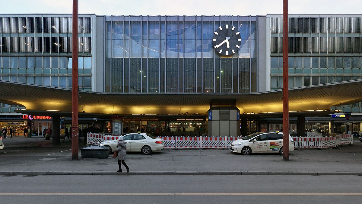 München Hauptbahnhof: Ein Polizist wurden bei einer Kontrolle von hinten mit einem Messer angegriffen.