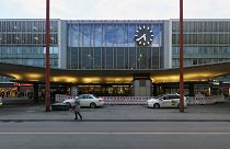 München Hauptbahnhof: Ein Polizist wurden bei einer Kontrolle von hinten mit einem Messer angegriffen.