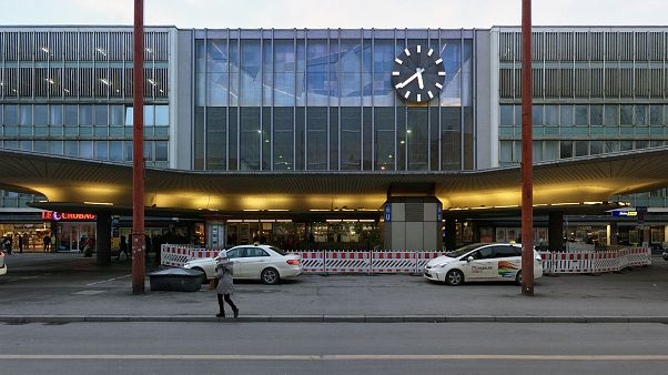 München Hauptbahnhof: Ein Polizist wurden bei einer Kontrolle von hinten mit einem Messer angegriffen. München Hauptbahnhof: Ein Polizist wurden bei einer Kontrolle von hinten mit einem Messer angegriffen.