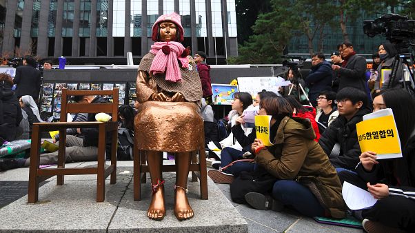 Seul'de 'comfort women' (Rahatlatıcı kadınlar) heykeli - AFP Seul'de 'comfort women' (Rahatlatıcı kadınlar) heykeli - AFP