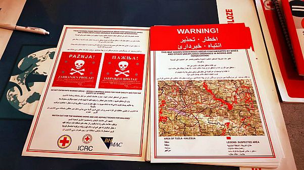 منشور تحذيري من خطر الألغام يوزعها الصليب الأحمر البوسني على المهاجرين منشور تحذيري من خطر الألغام يوزعها الصليب الأحمر البوسني على المهاجرين