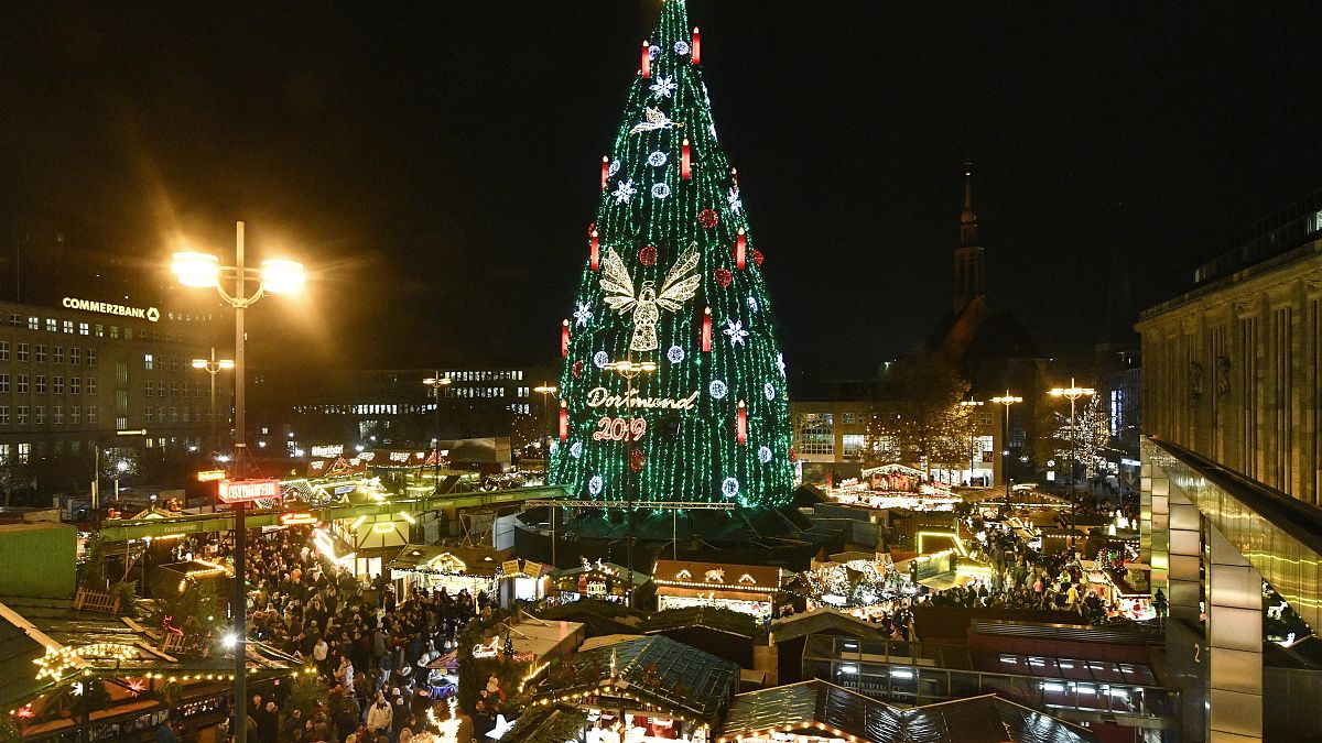 A karácsonyi vásár fényei Dortmundban 2019. november 25-én. Az 1700 darab vörös lucból készített 45 méter magas óriásfenyőt mintegy 48 ezer izzó világítja meg.