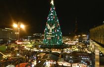 A karácsonyi vásár fényei Dortmundban 2019. november 25-én. Az 1700 darab vörös lucból készített 45 méter magas óriásfenyőt mintegy 48 ezer izzó világítja meg.