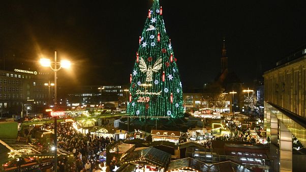 A karácsonyi vásár fényei Dortmundban 2019. november 25-én. Az 1700 darab vörös lucból készített 45 méter magas óriásfenyőt mintegy 48 ezer izzó világítja meg. A karácsonyi vásár fényei Dortmundban 2019. november 25-én. Az 1700 darab vörös lucból készített 45 méter magas óriásfenyőt mintegy 48 ezer izzó világítja meg.