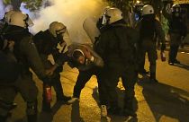 Ανδρες των ΜΑΤ συλλαμβάνουν διαδηλωτή 