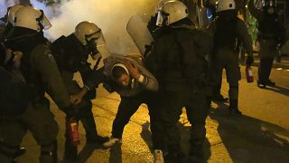 Ανδρες των ΜΑΤ συλλαμβάνουν διαδηλωτή 
