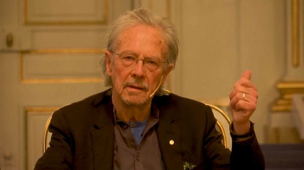 Lieber Klopapier als Journalistenfragen: Handke wird ausfällig Lieber Klopapier als Journalistenfragen: Handke wird ausfällig