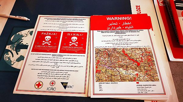 Kızıl Haç tarafından göçmenlere dağıtılan mayın uyarası broşürleri Kızıl Haç tarafından göçmenlere dağıtılan mayın uyarası broşürleri