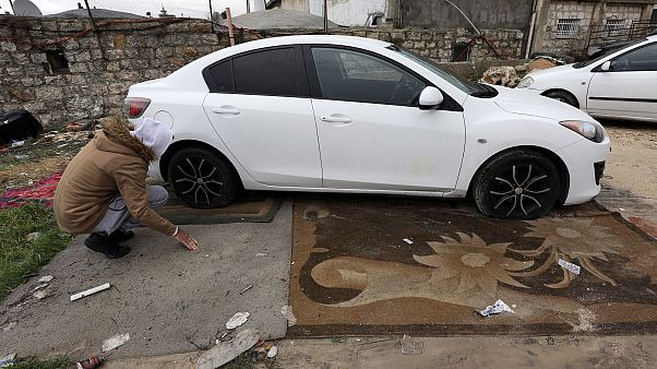 رجل فلسطيني يتفقد إطارات سياراته التالفة بعد عمليات تخريبية لعربات فلسطينيين في القدس رجل فلسطيني يتفقد إطارات سياراته التالفة بعد عمليات تخريبية لعربات فلسطينيين في القدس