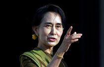 أونغ سان سو كي في لاهاي للدفاع عن ميانمار ضد اتهامات الإبادة الجماعية بحق مسلمي الروهينغا