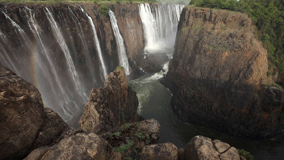 Zimbabve'deki dünyaca ünlü Victoria Şelalesi kuraklık sebebiyle susuz kaldı 