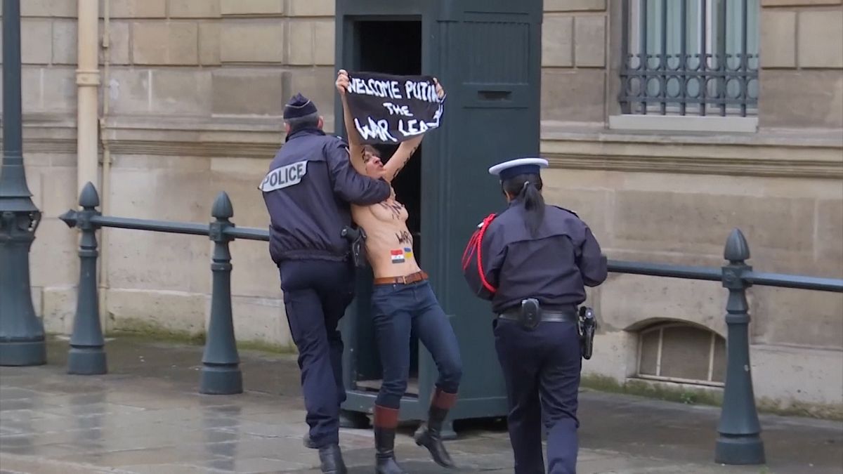 Deux Femen devant l'Elysée contre la venue de Vladimir Poutine à Paris