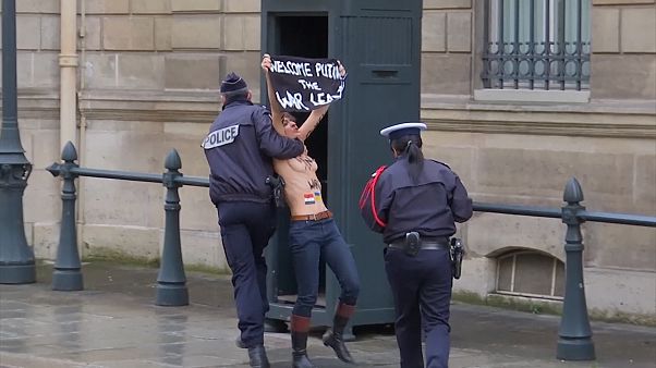Deux Femen devant l'Elysée contre la venue de Vladimir Poutine à Paris Deux Femen devant l'Elysée contre la venue de Vladimir Poutine à Paris