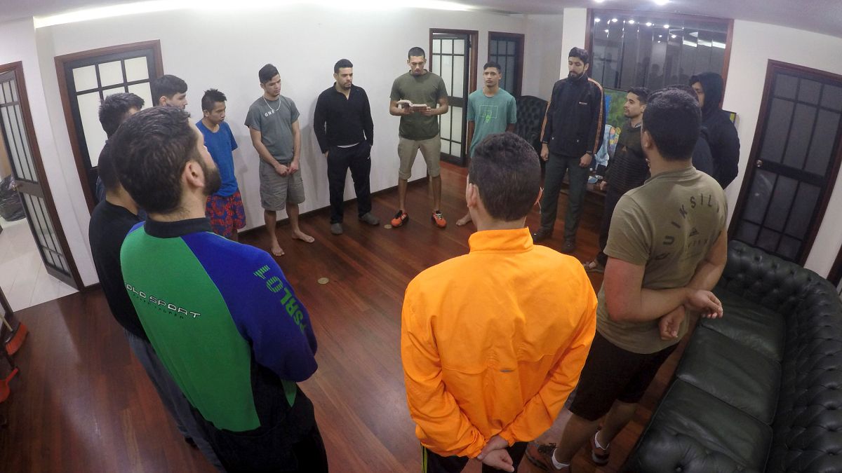 Panama Büyükelçiliğine sığınan askerler dua ediyor