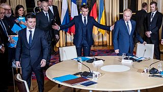 El presidente francés, Emmanuel Macron, invita a sentarse a sus homólogos ucraniano y ruso, Volodímir Zelenski y Vladímir Putin
