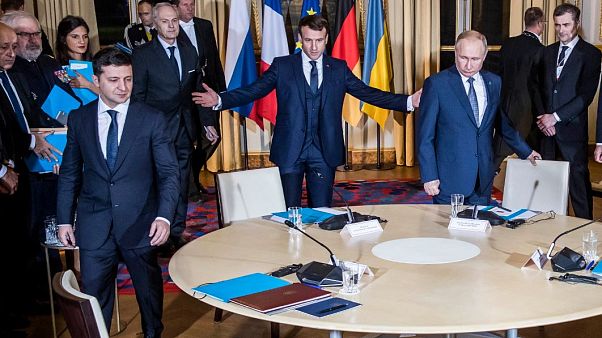 El presidente francés, Emmanuel Macron, invita a sentarse a sus homólogos ucraniano y ruso, Volodímir Zelenski y Vladímir Putin El presidente francés, Emmanuel Macron, invita a sentarse a sus homólogos ucraniano y ruso, Volodímir Zelenski y Vladímir Putin