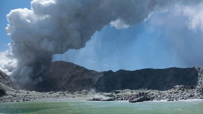 Új-zélandi vulkánkitörés: nyolc embert még keresnek