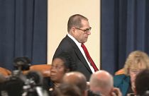 Destitution : les démocrates retiennent deux chefs d'accusation contre Trump