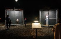 Ungewöhnliche Weihnachtskrippe: Heilige Familie im Käfig