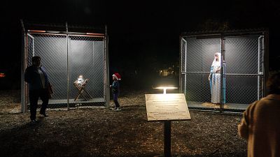 Ungewöhnliche Weihnachtskrippe: Heilige Familie im Käfig
