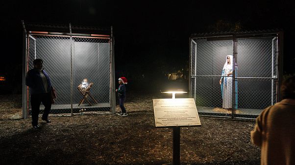Ungewöhnliche Weihnachtskrippe: Heilige Familie im Käfig Ungewöhnliche Weihnachtskrippe: Heilige Familie im Käfig