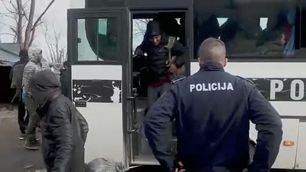 A vučjaki táborba érkeznek a migránsok a bosnyák rendőrség autóbuszán A vučjaki táborba érkeznek a migránsok a bosnyák rendőrség autóbuszán