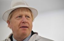 جونسون يتجنب رؤية صورة فتى مريض ملقى على الأرض في إحدى المستشفيات