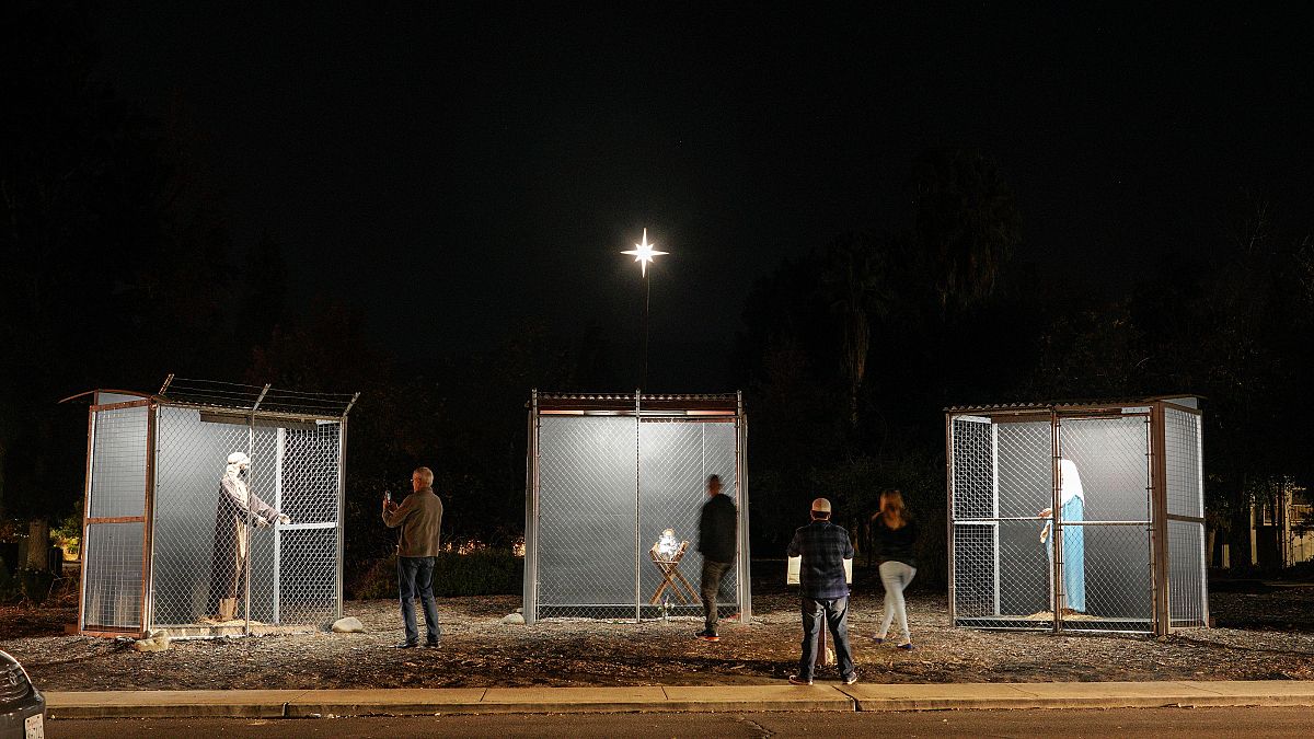 Ketrecekbe zárt menekültekként ábrázolja a Szent Családot egy amerikai templom betleheme