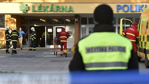 Polícia e equipas de socorro diante do hospital onde ocorreu o tiroteio Polícia e equipas de socorro diante do hospital onde ocorreu o tiroteio