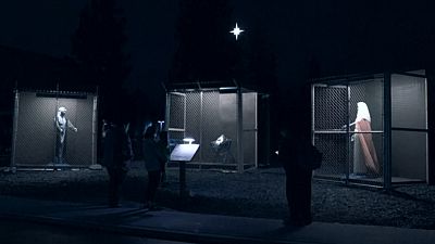 یک اجرای هنری در کالیفرنیا: مریم مقدس و عیسی مسیح پشت میله‌های زندان 