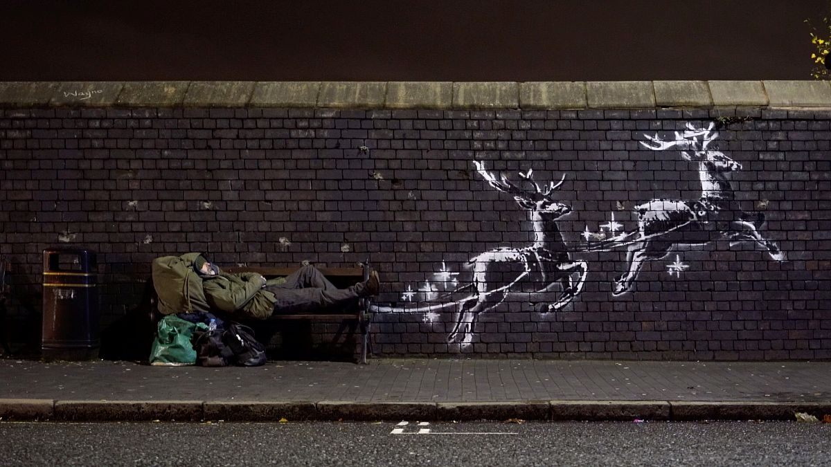 Ismét az éj leple alatt alkotott Banksy, graffitije a karácsonyt állítja középpontba