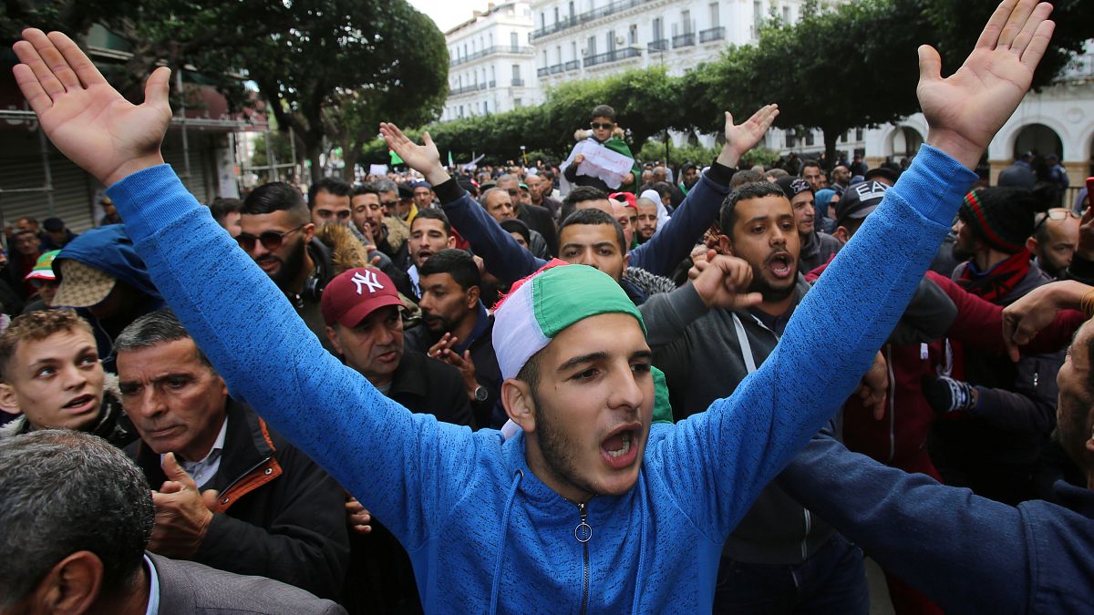 "ستعيد النظام".. طلاب جزائريون في فرنسا يرفضون المشاركة في الانتخابات