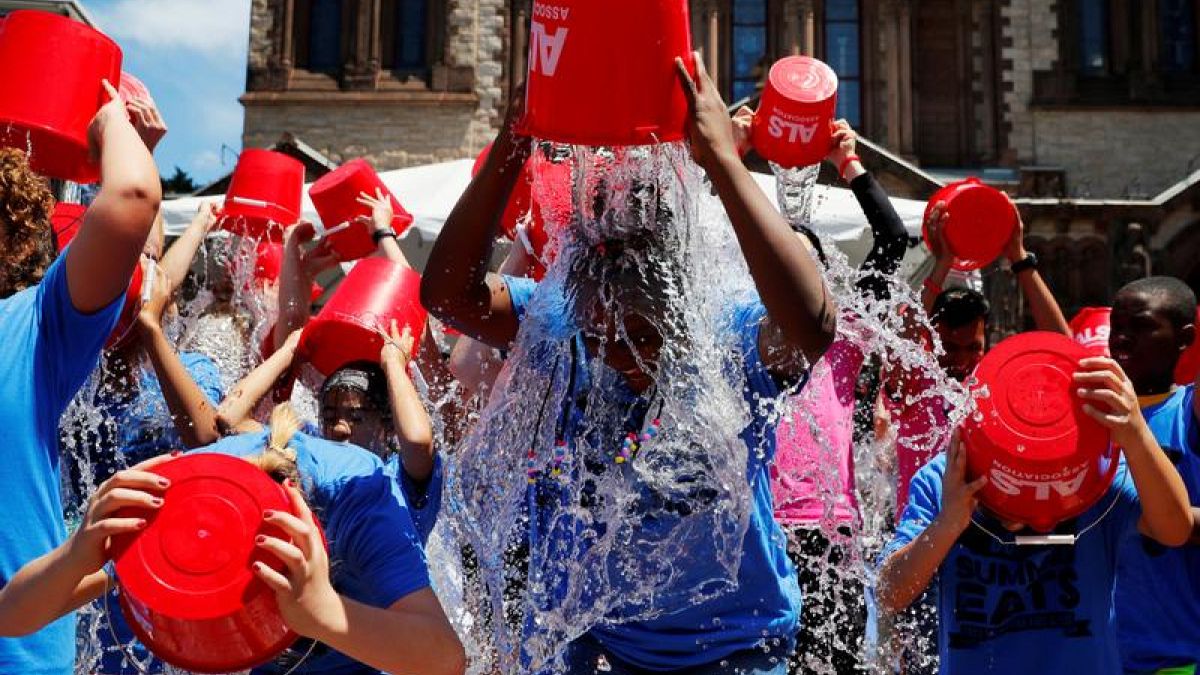 Boston, luglio 2019: ragazzi si versano addosso acqua gelata per commemorare il quinto anniversario del challenge