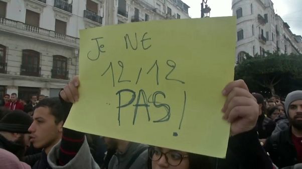 Алжир: акции противников и сторонников президентских выборов Алжир: акции противников и сторонников президентских выборов