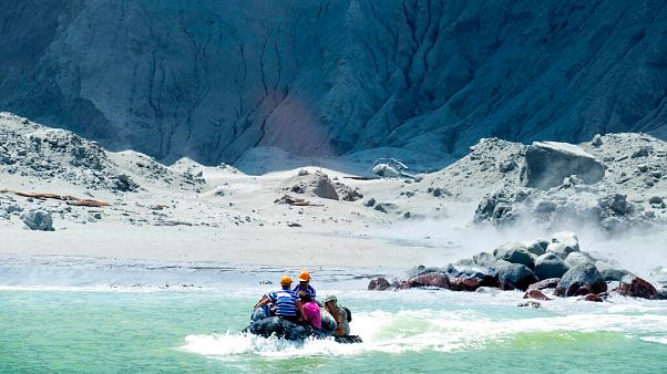 Yeni Zelanda'nın doğu kıyısında yer alan Beyaz Ada'daki Whakaari Yanardağı Yeni Zelanda'nın doğu kıyısında yer alan Beyaz Ada'daki Whakaari Yanardağı