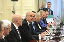 Ο υπουργός Εξωτερικών Νίκος Δένδιας μαζί με τους εκπροσώπους των κομμάτων 