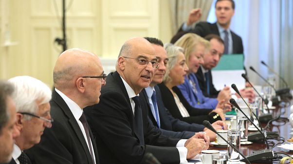 Ο υπουργός Εξωτερικών Νίκος Δένδιας μαζί με τους εκπροσώπους των κομμάτων Ο υπουργός Εξωτερικών Νίκος Δένδιας μαζί με τους εκπροσώπους των κομμάτων