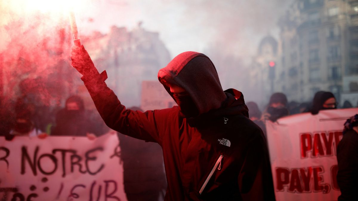 اعتراض‌ها به طرح دولت ماکرون؛ تداوم اعتصاب و تظاهرات در فرانسه