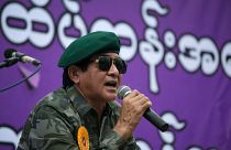 هلا سوي أحد أعضاء البرلمان في ميانمار في مظاهرة مناوئة للولايات المتحدة الأميركية 