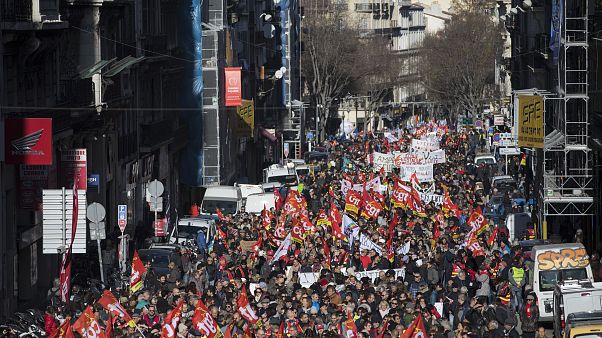 CGT sendika üyeleri Marsilya sokaklarında CGT sendika üyeleri Marsilya sokaklarında