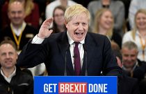 رئيس الوزراء البريطاني بوريس جونسون خلال محطة من حملته الانتخابية 