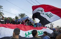 فيديو: آلاف العراقيين يتظاهرون في ساحة التحرير في ذكرى هزيمة داعش