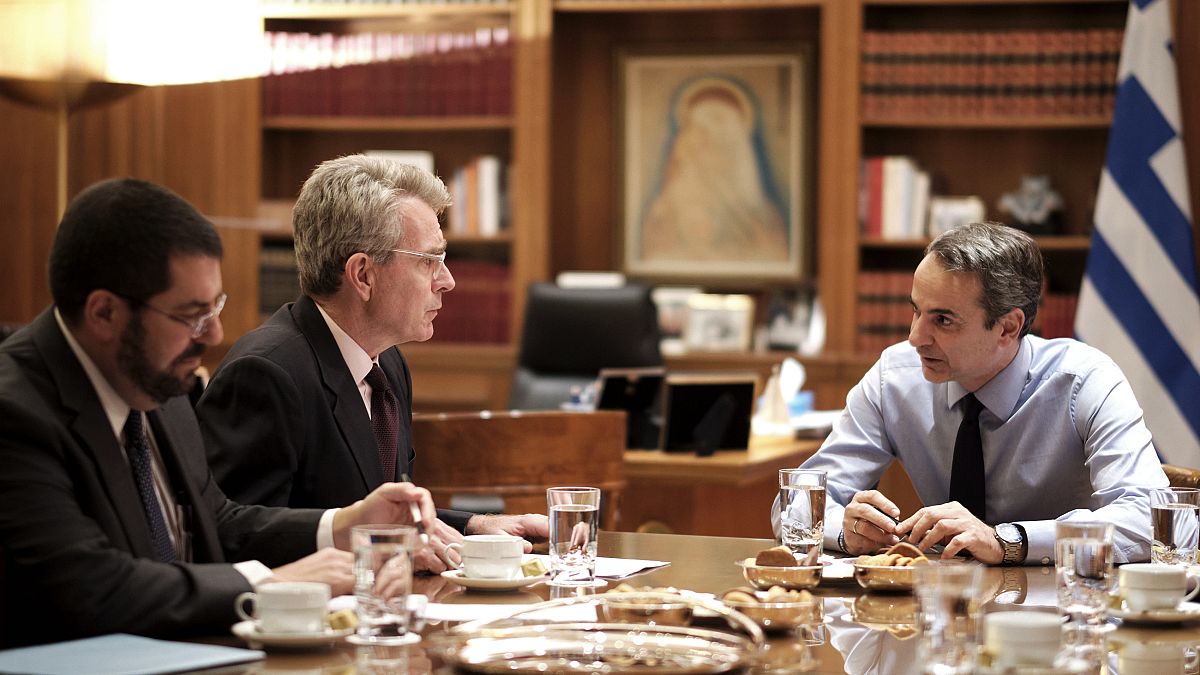Ο πρωθυπουργός Κυριάκος Μητσοτάκης συνομιλεί  με τον πρέσβη των ΗΠΑ Τζέφρι Πάιατ 