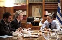 Ο πρωθυπουργός Κυριάκος Μητσοτάκης συνομιλεί  με τον πρέσβη των ΗΠΑ Τζέφρι Πάιατ 